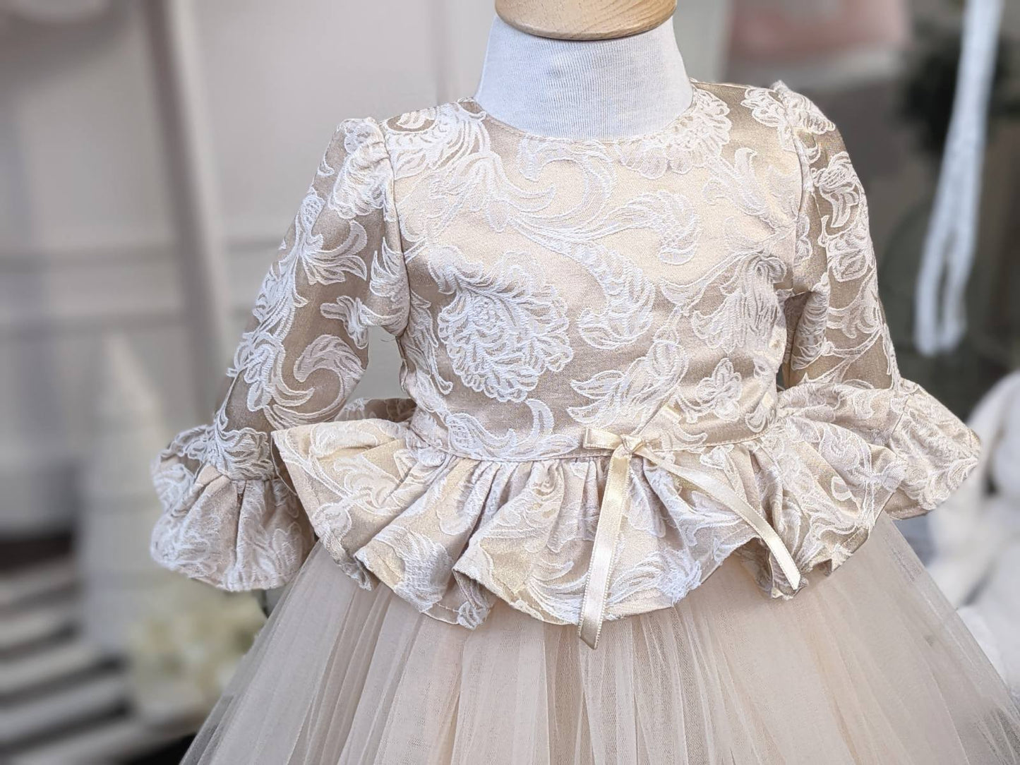 Haljina od bež brokata i tila