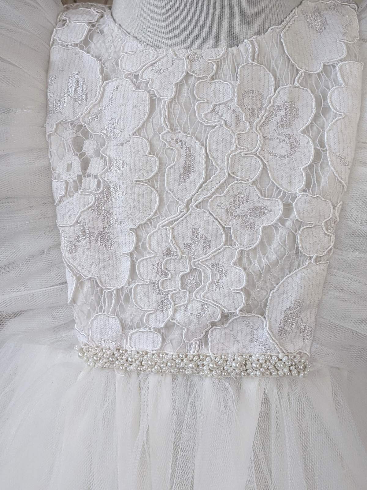 Bela haljina od čipke i tila sa ramenim karnerima