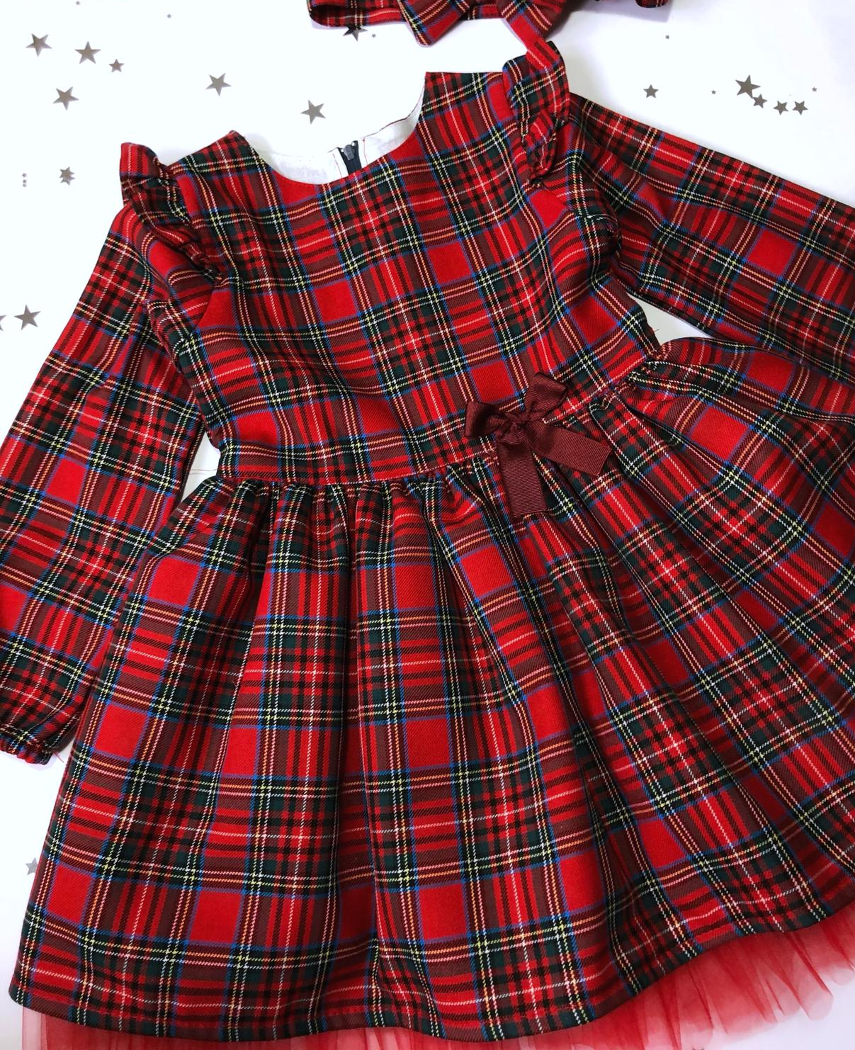 Haljina od crvenog škotskog karoa sa tilom ispod donjeg dela