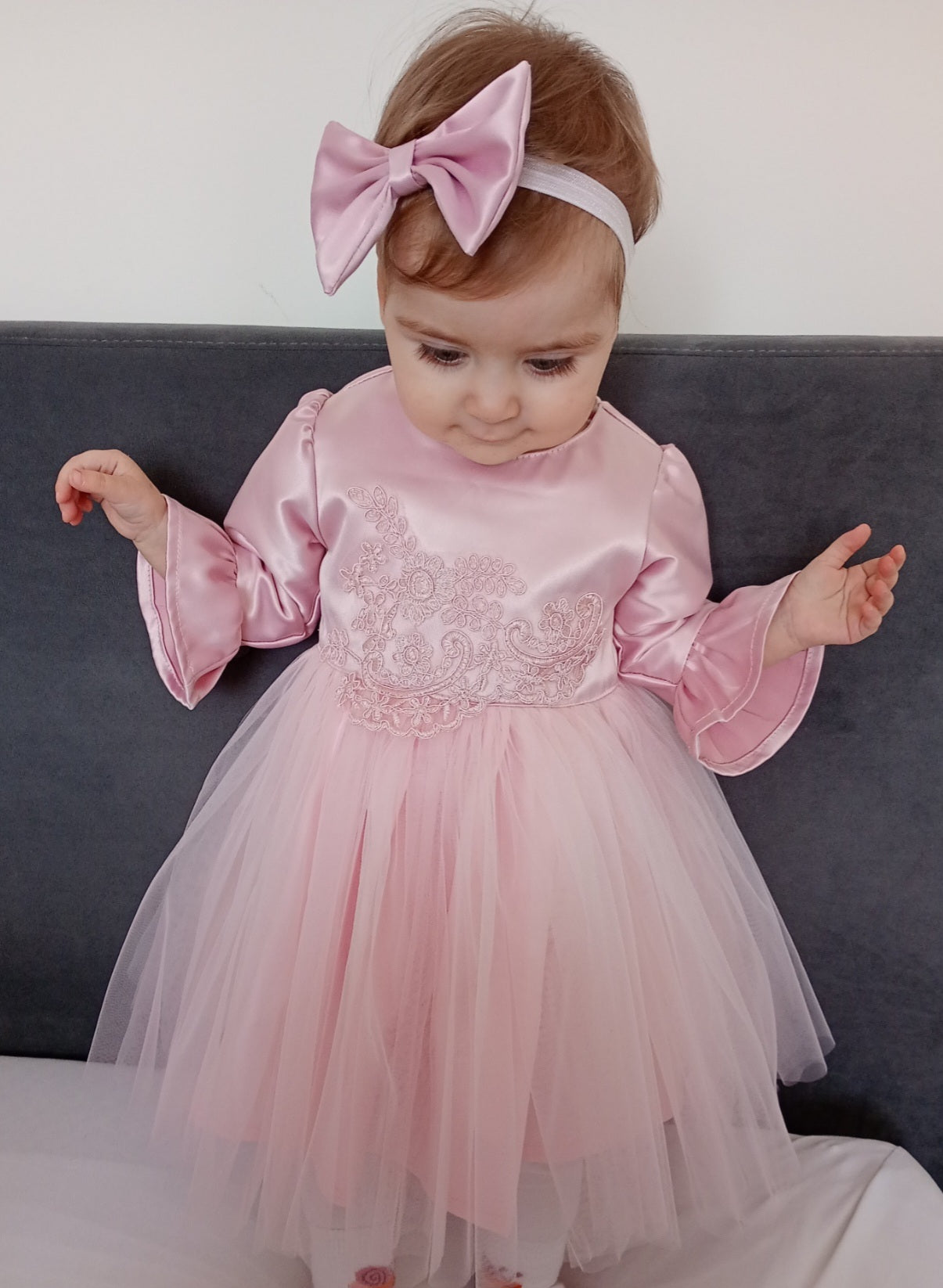 Haljina od roze satena i tila sa vezenom aplikacijom-poslednji komad