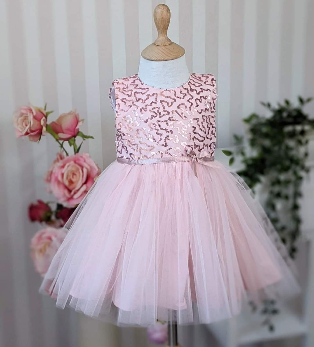 Roze haljina sa tilom