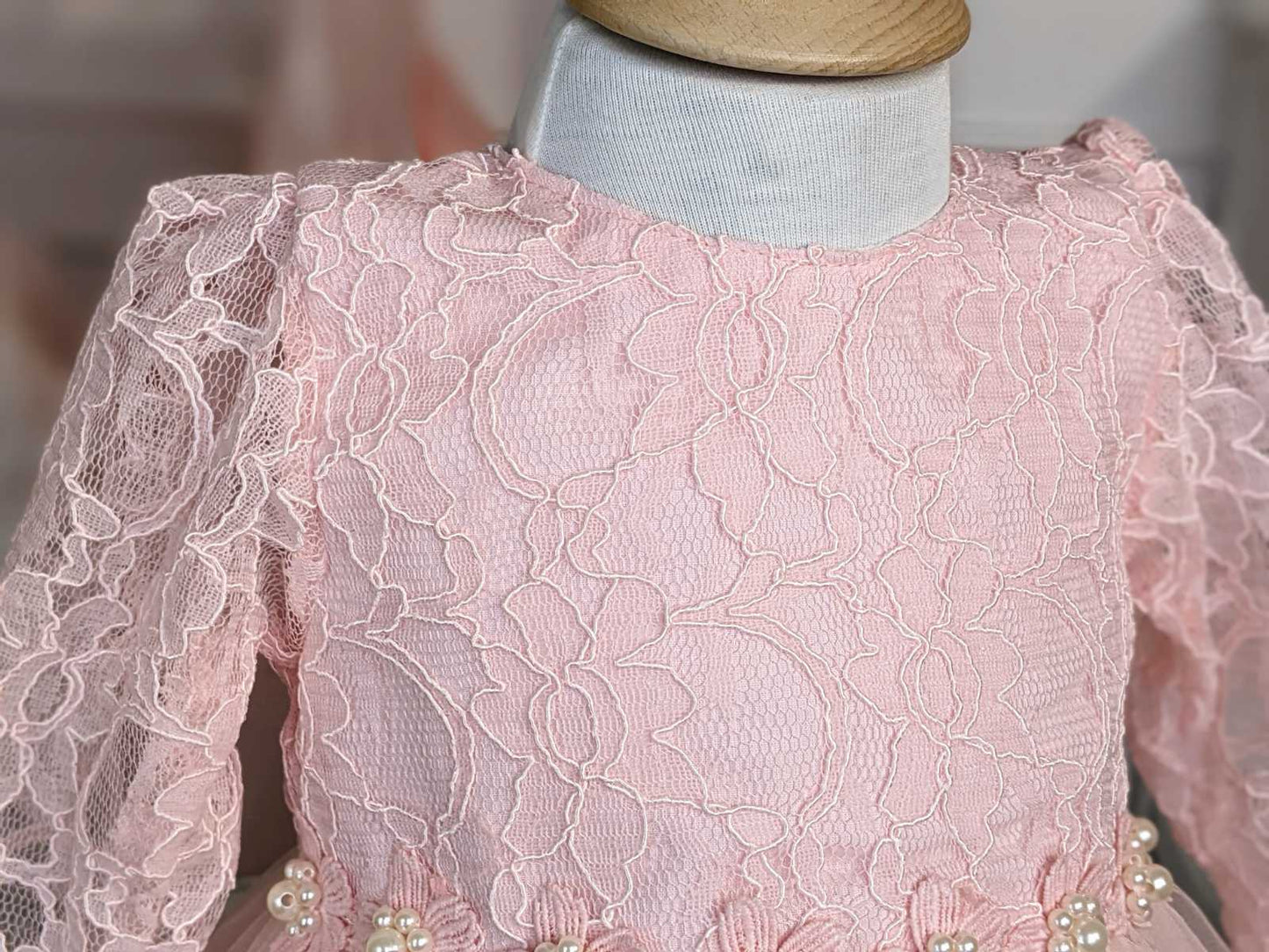 Haljina od roze čipke i tila