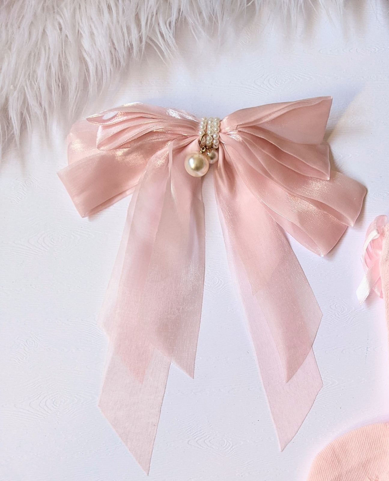 Roze haljina sa biserima oko vrata