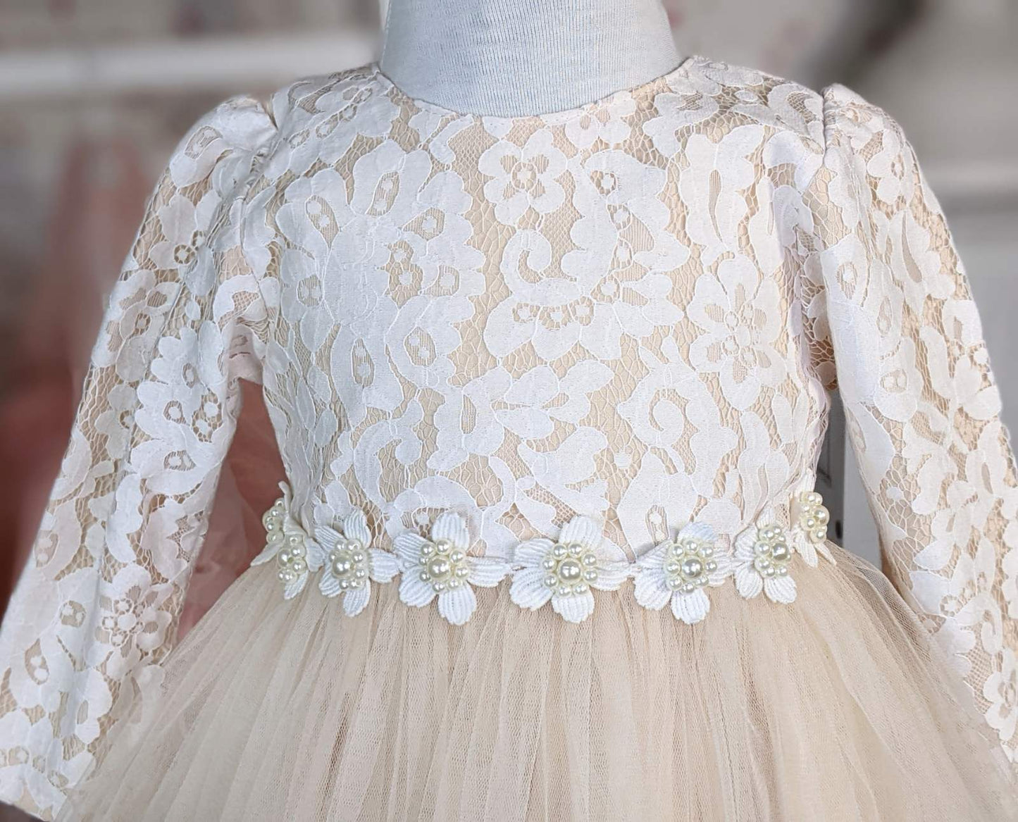 Haljina od bež čipke i tila