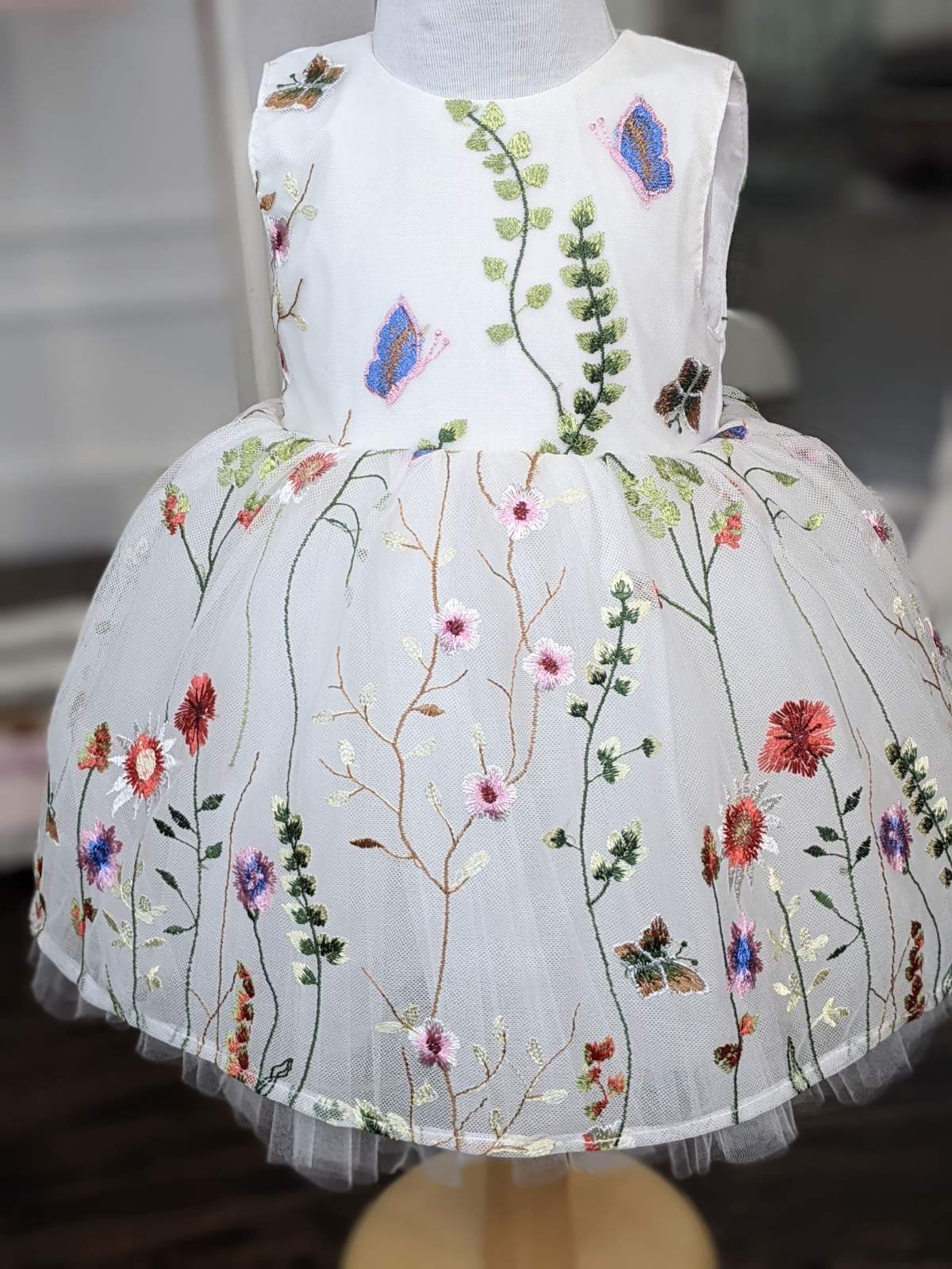 Haljina od vezenog tila bez rukava