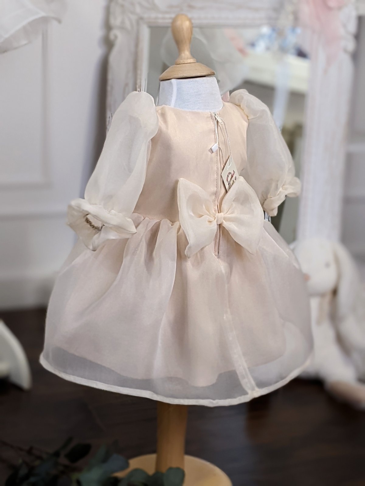 Haljina od bež organdina