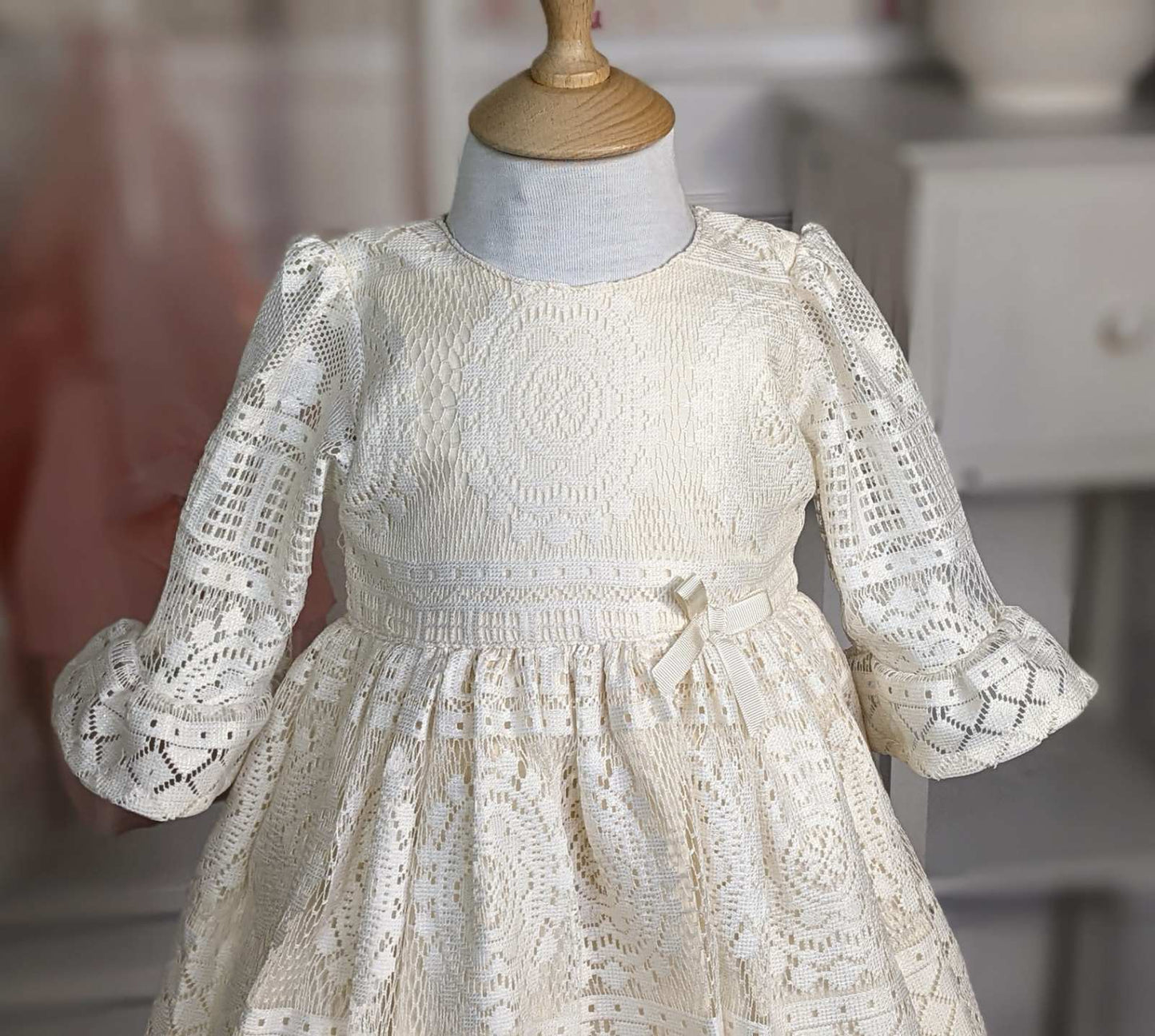 Haljina od svetlo bež čipke sa diskretnim sjajem