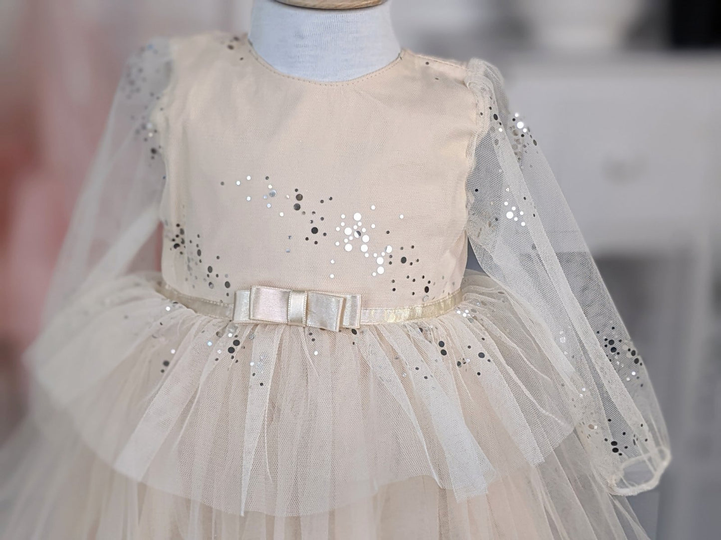 Bež haljina sa svetlucavim detaljima