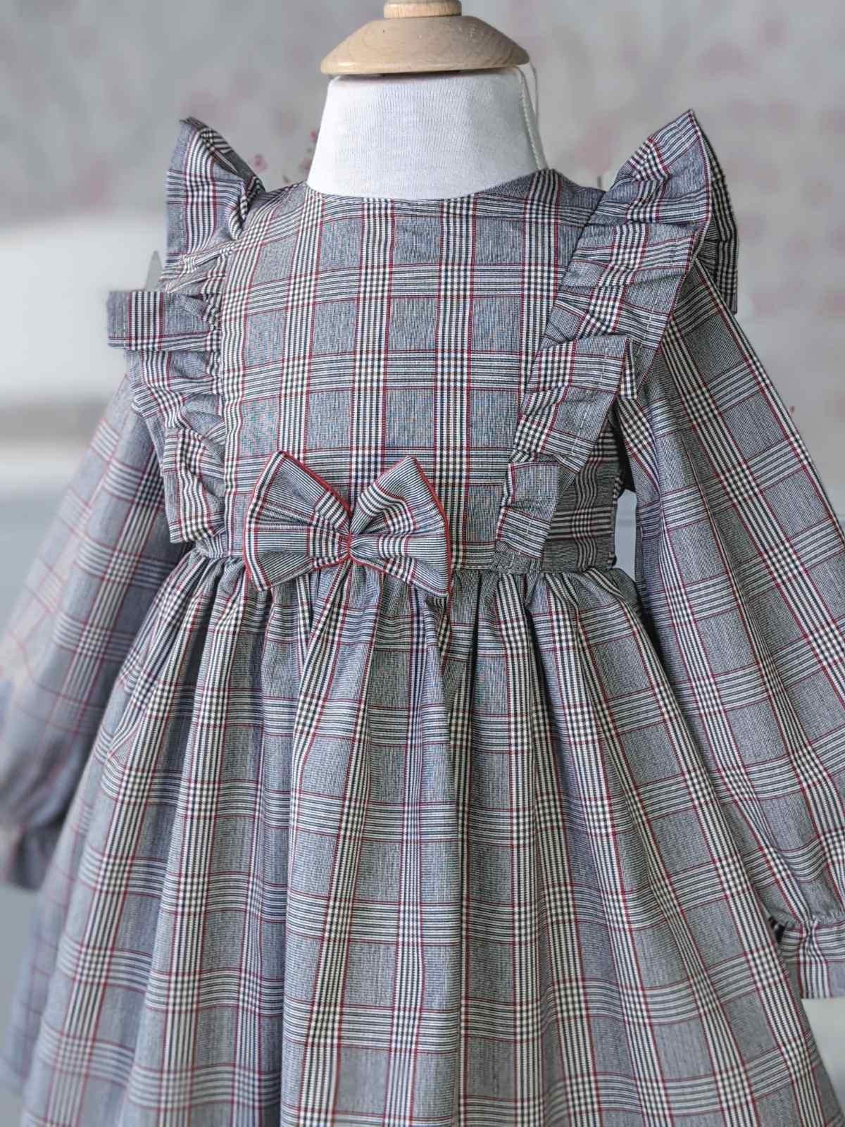 Haljina u sivom karo dezenu sa crvenim linijama