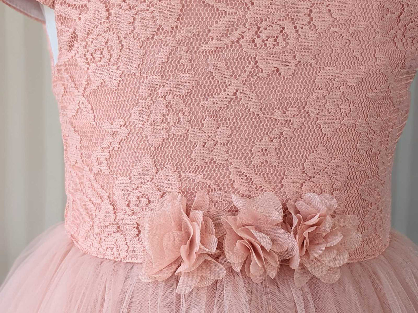 Roze duga haljina do poda od čipke i tila sa ruźicama na struku
