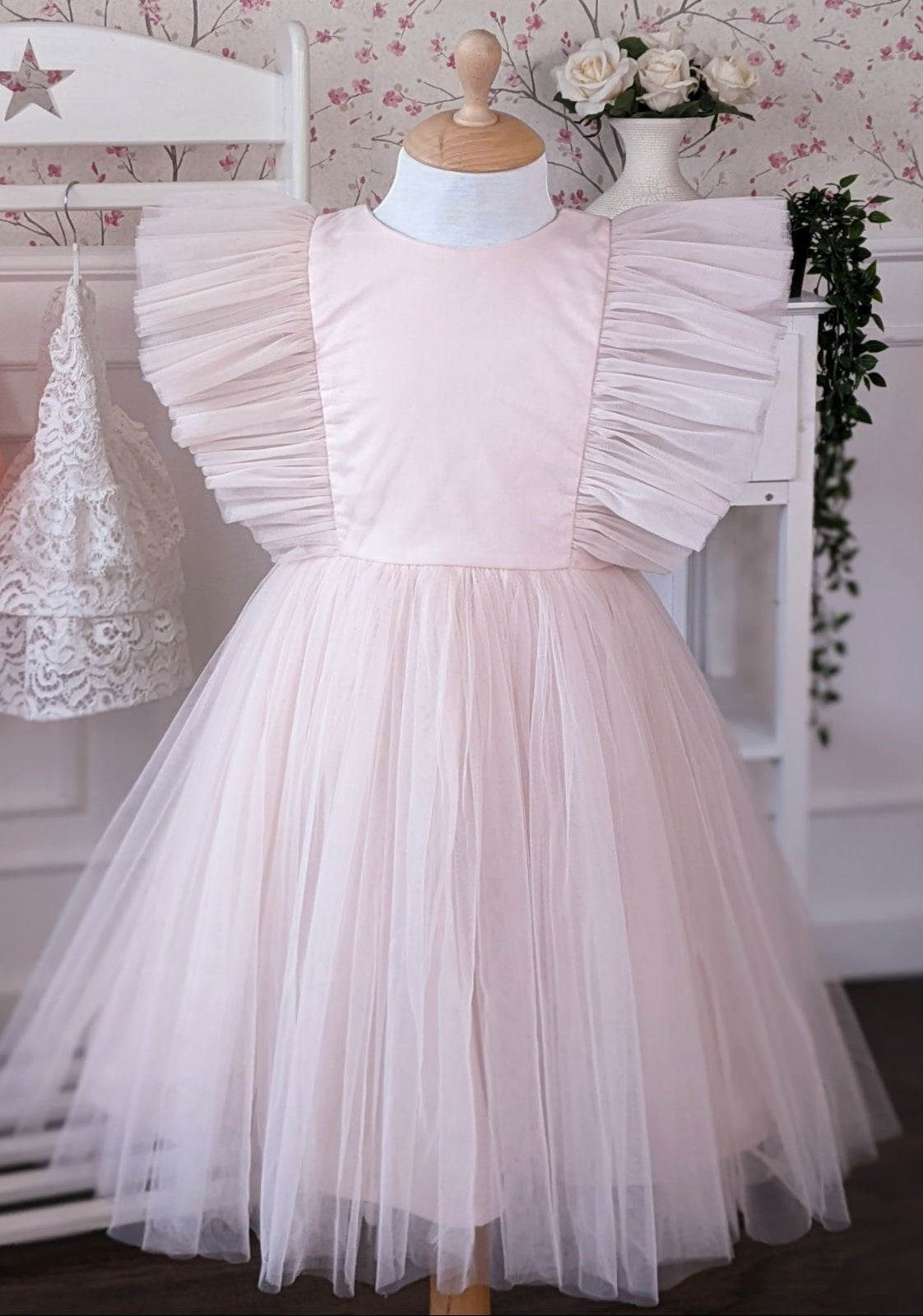 Haljina od nežno roze tila