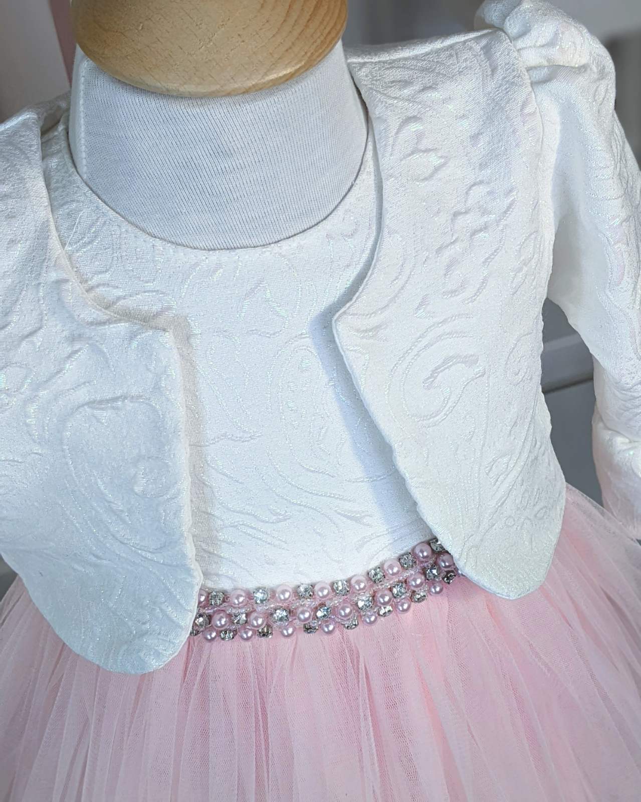 Haljina od belog žakarda i roze tila