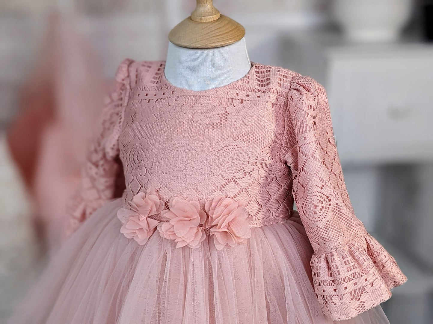 Haljina od roze čipke i tila