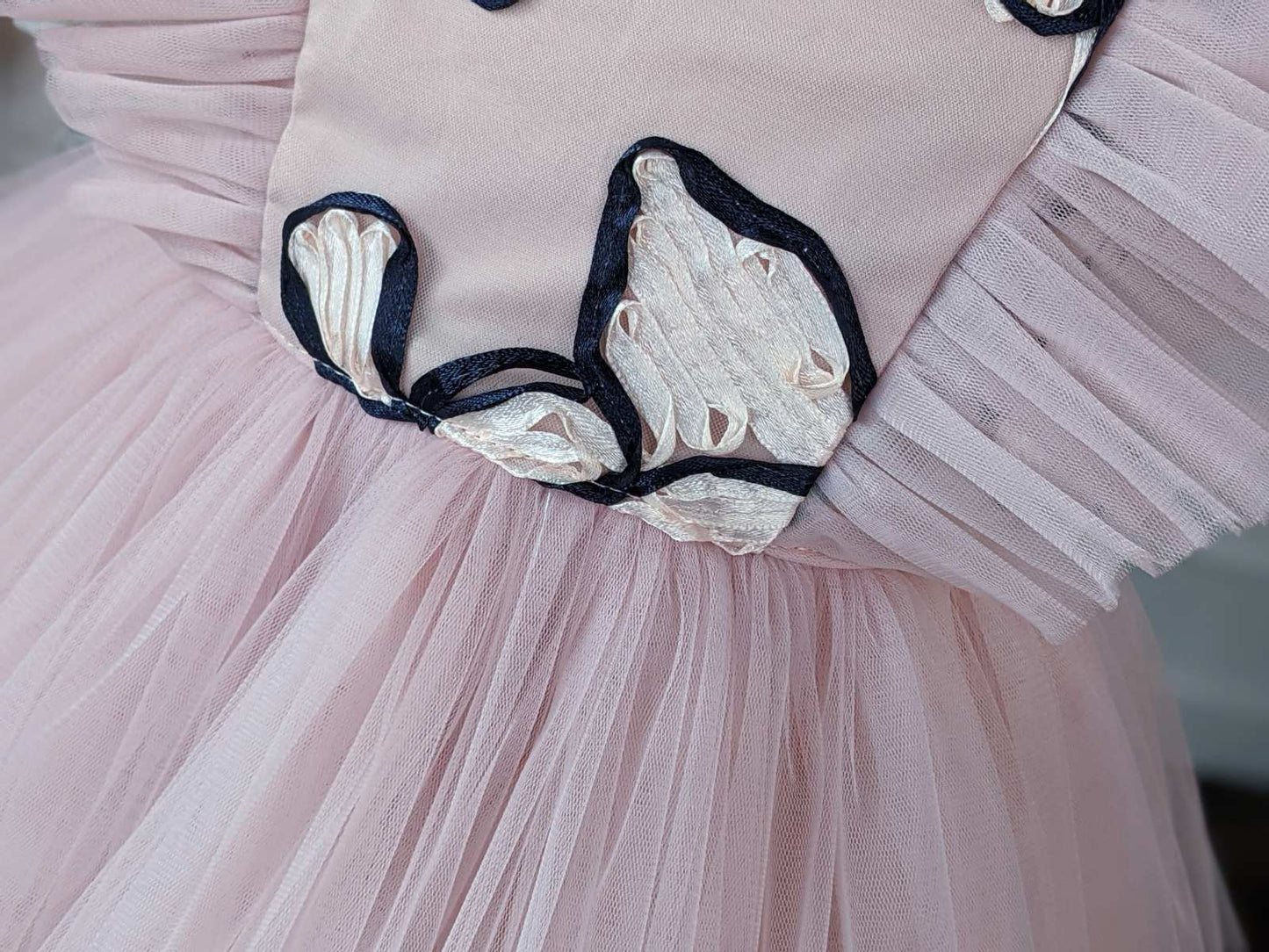 Haljina sa cvetnim detaljem