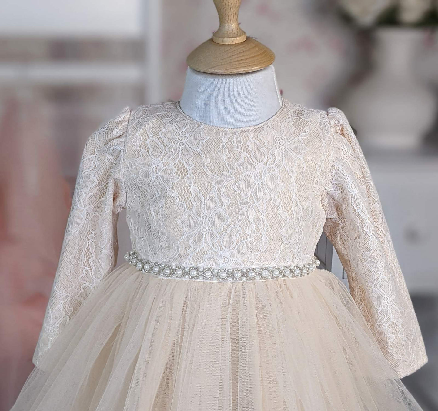 Haljina od bež čipke i tila