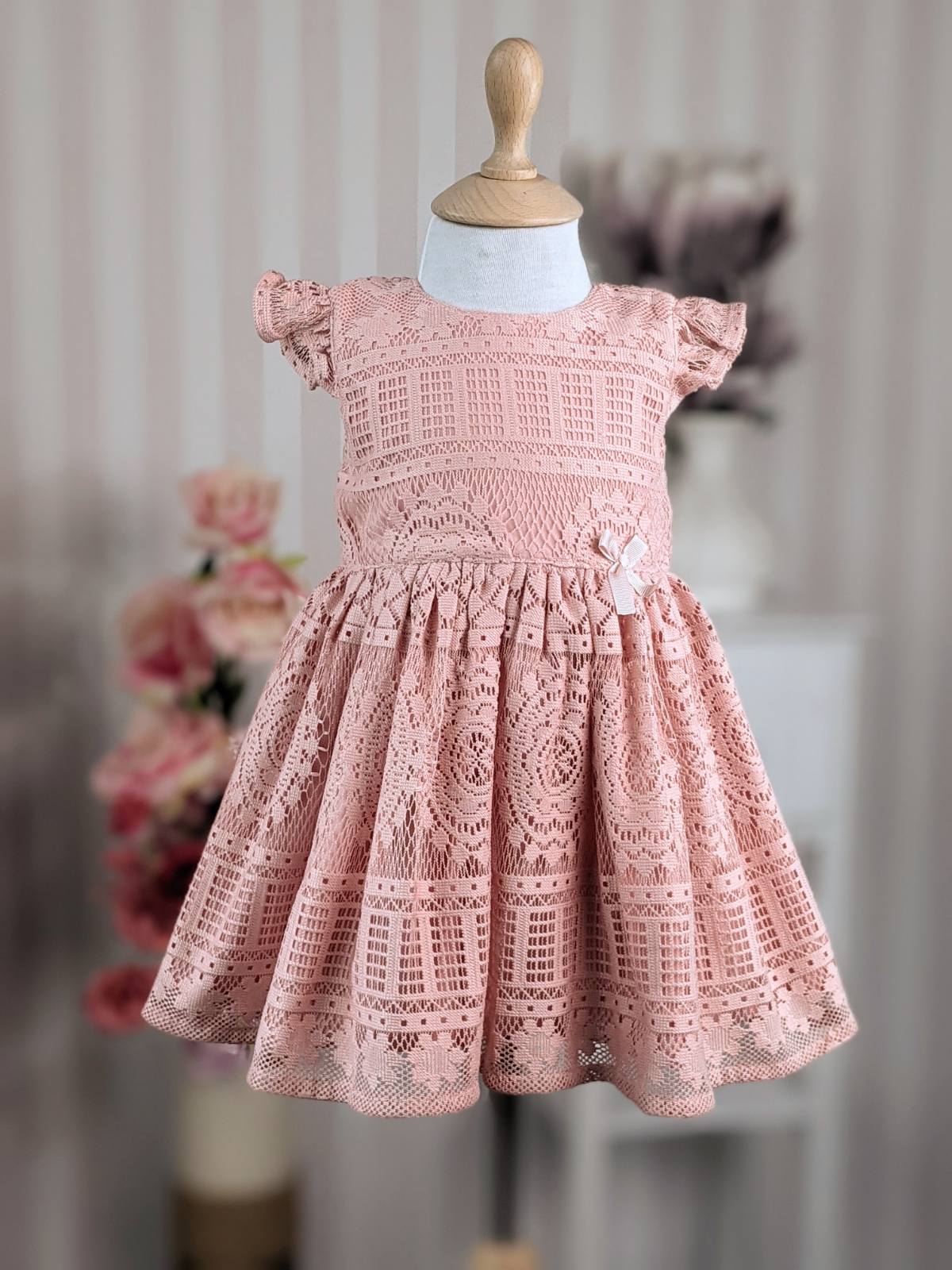Haljina od čipke u prljavo roze boji
