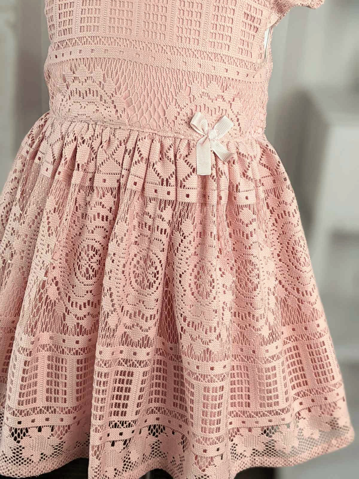 Haljina od heklane čipke u prljavo roze boji