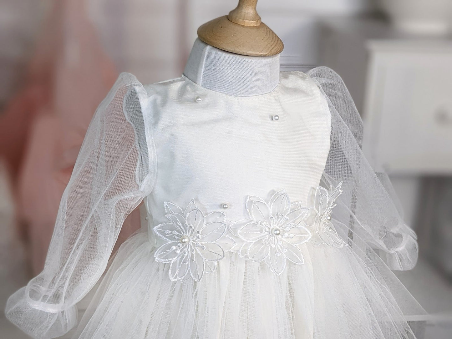 Bela haljina sa biserima u gornjem delu i cvetovima na struku