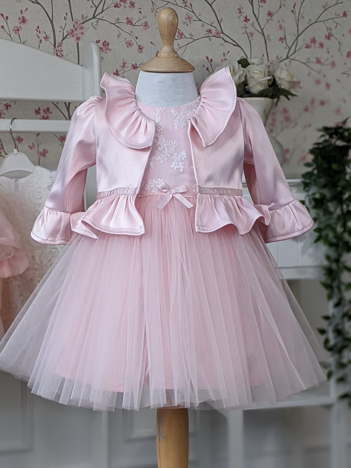 Roze haljina od čipke i tila