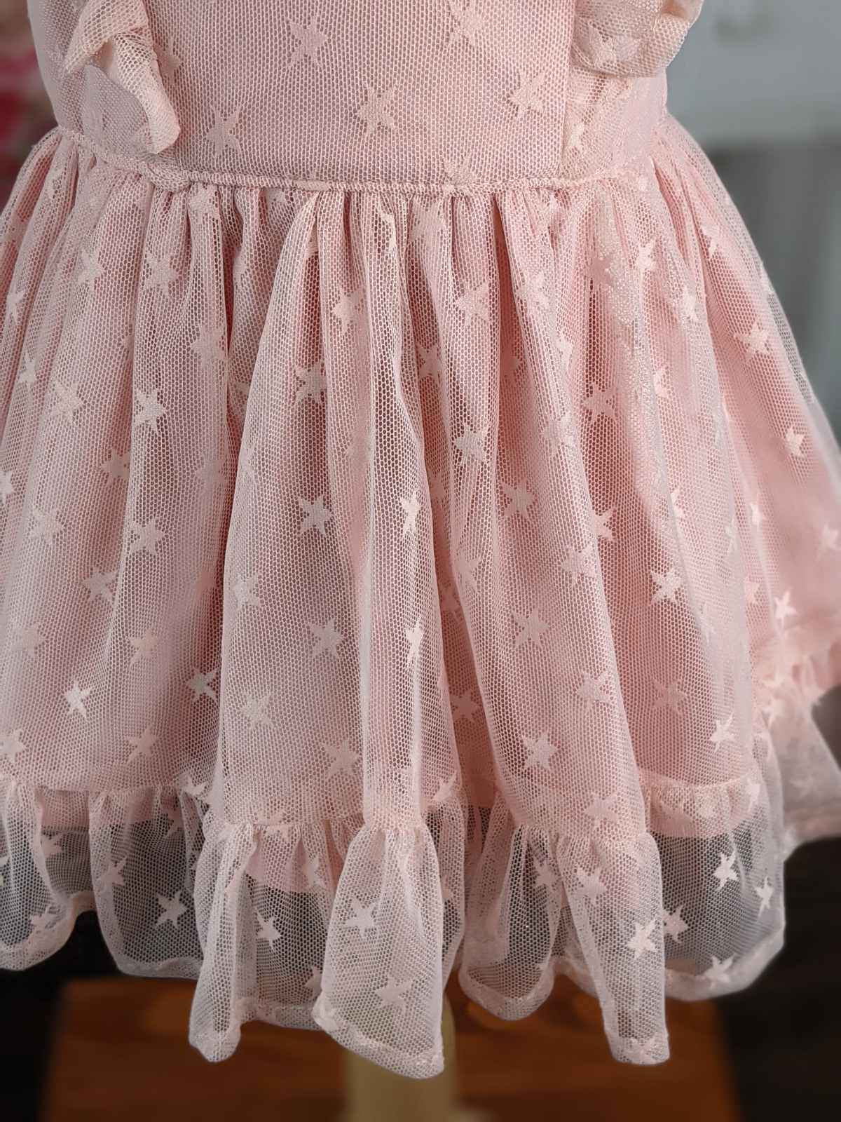Haljina od tankog roze tila sa zvezdicama