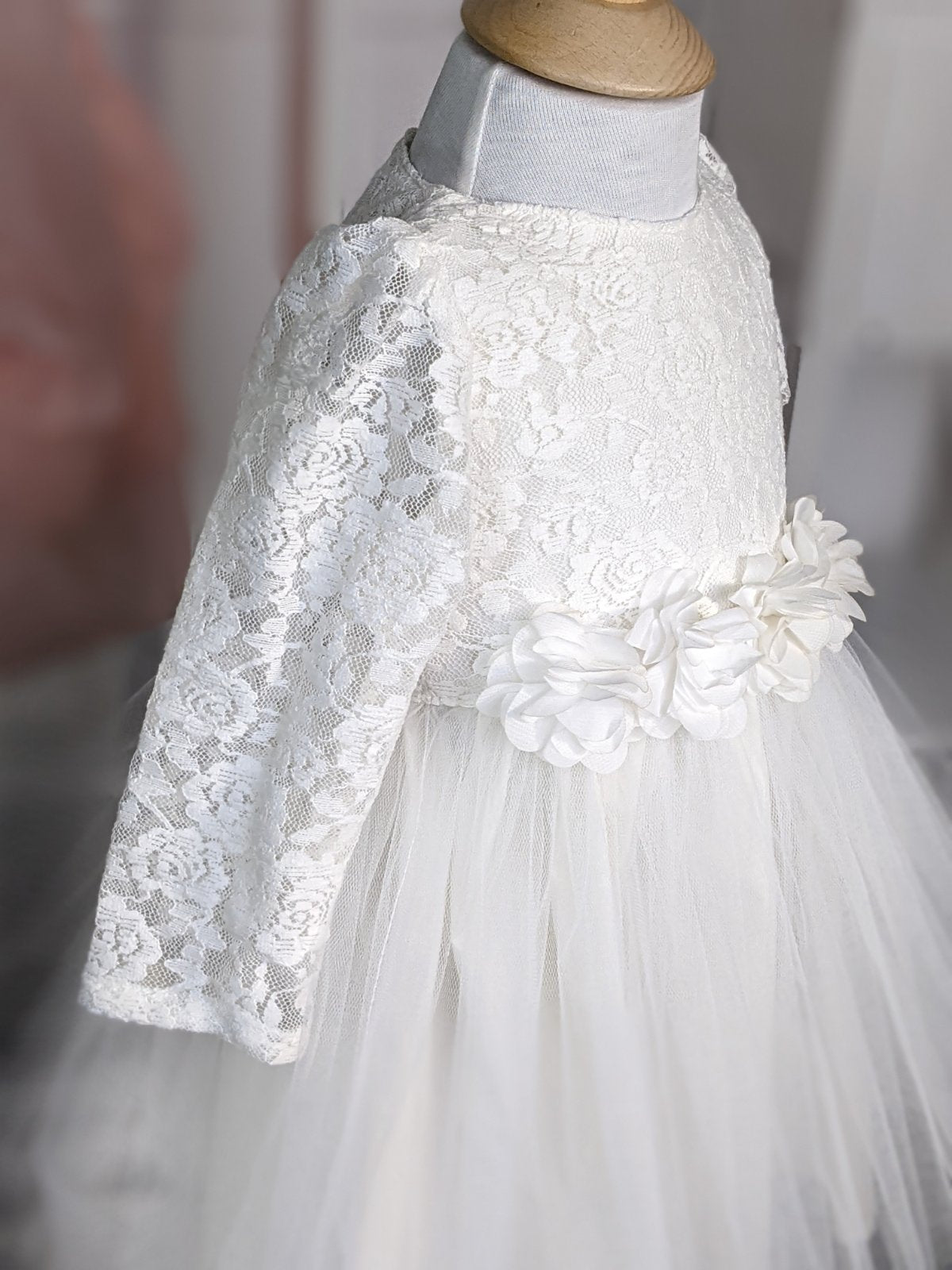 Bela haljina sa ružama na struku