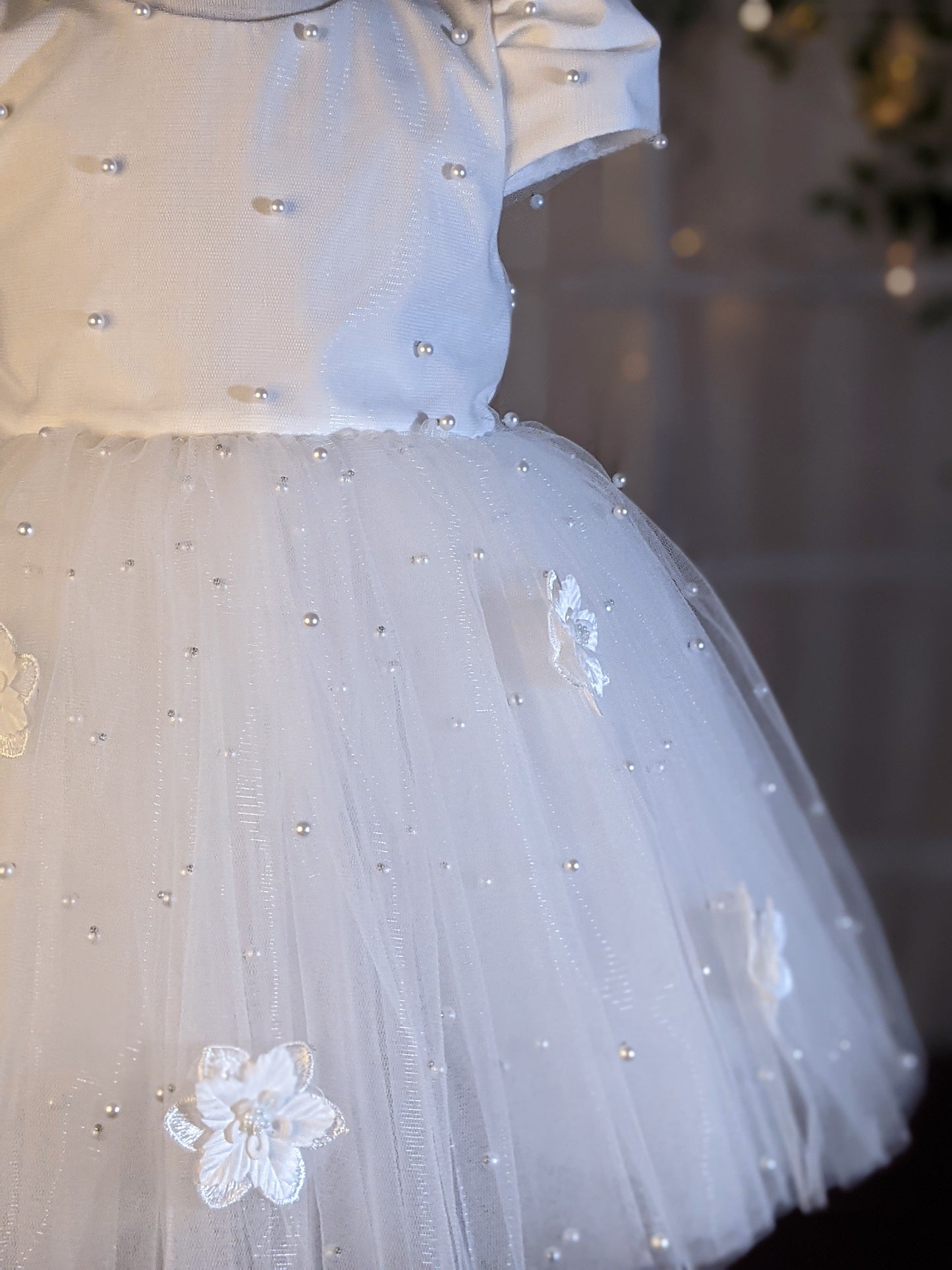 Bela haljina sa perlicama i velikom mašnom od tila pozadi