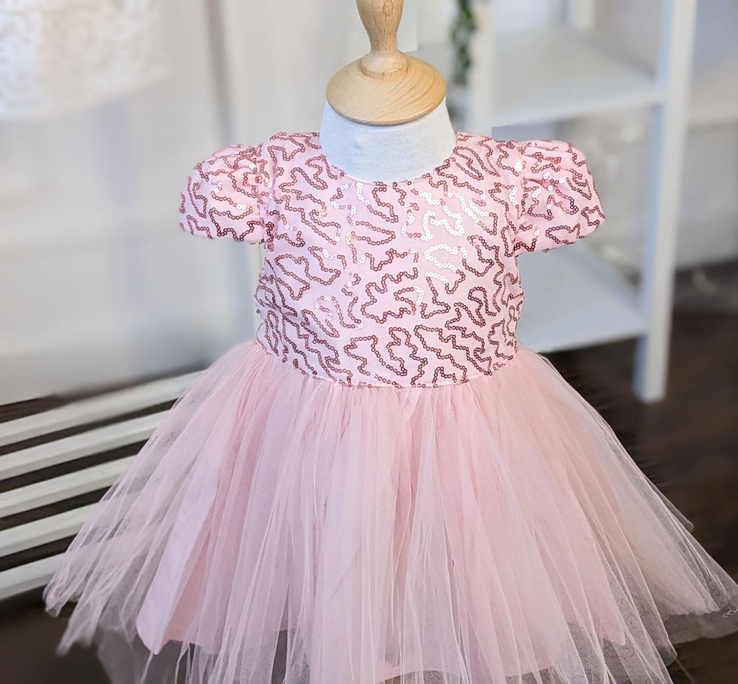Haljina od šljokica i puno roze tila