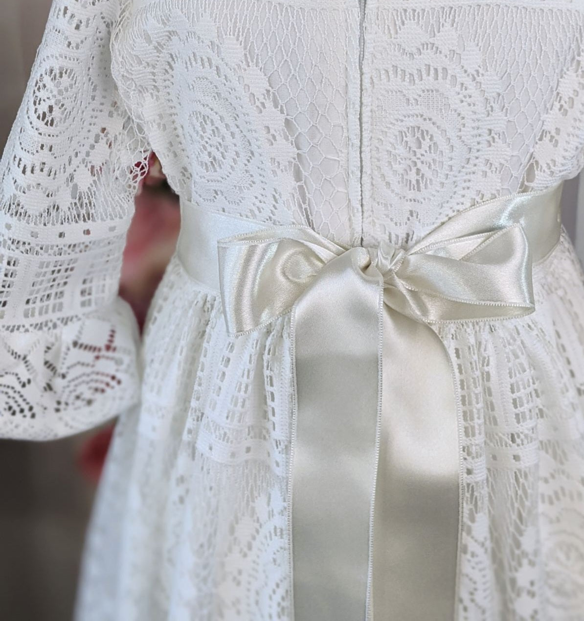 Bela maxi haljina od čipke sa 3/4 rukavima i satenskom mašnom