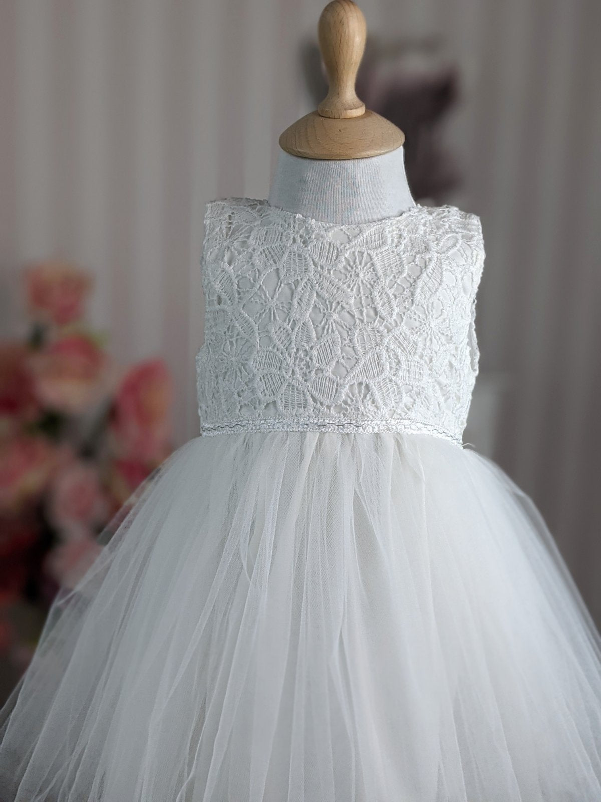 Bela haljina od čipke sa diskretnim srebrnim svetlucanjem i tila bez rukava