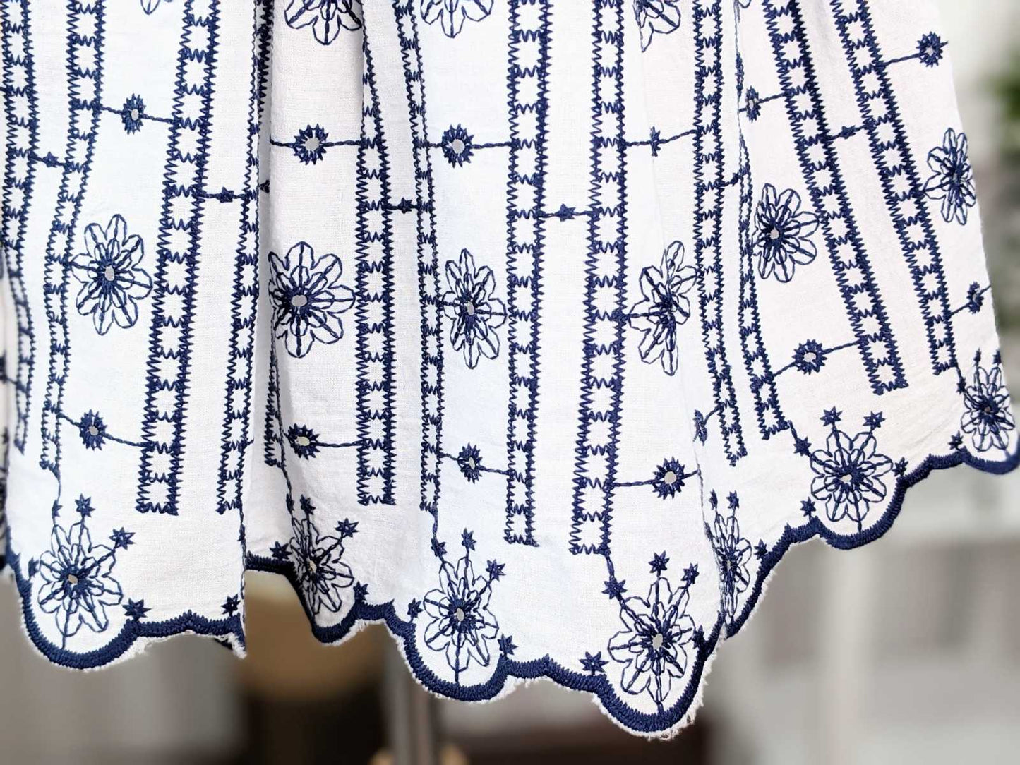 Pamučna haljina sa vezom u belo-plavoj boji