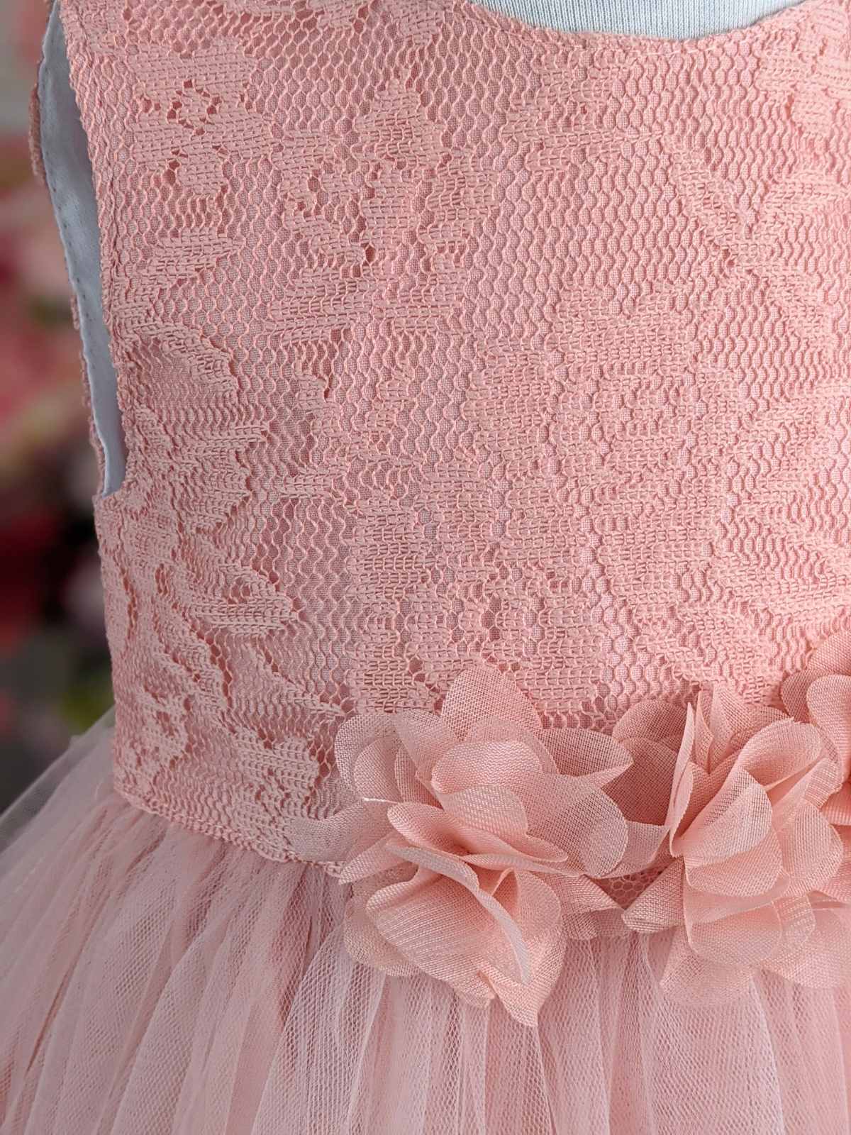 Prljavo roze haljina od čipke i tila sa ružama na struku