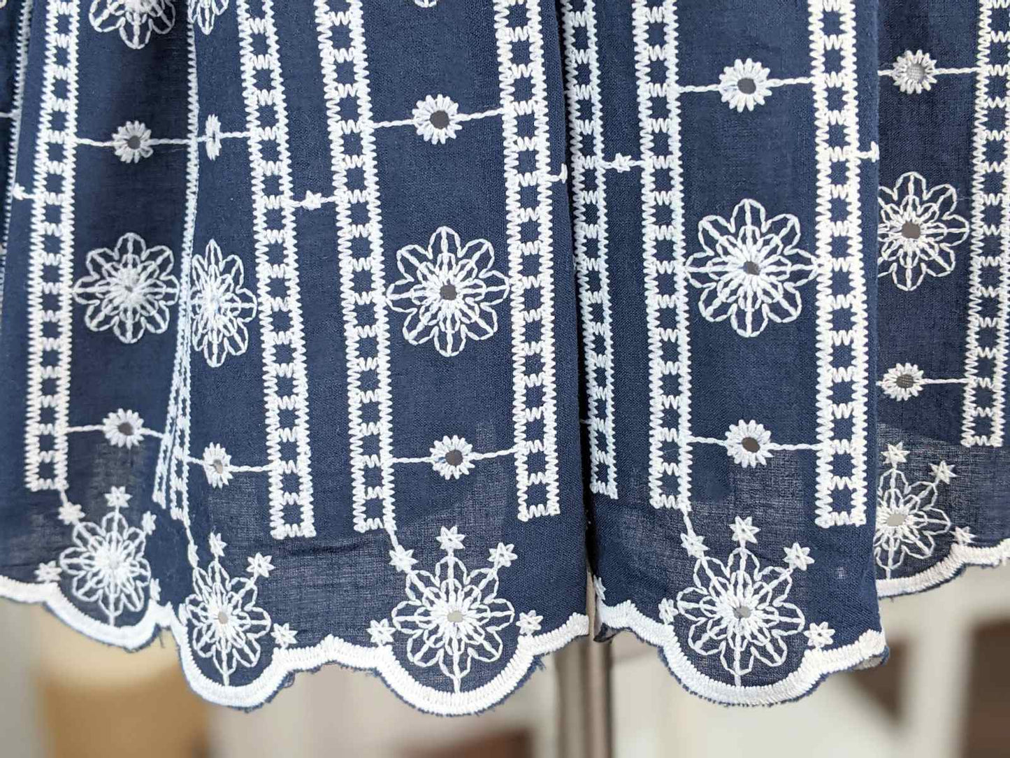 Pamučna haljina sa vezom u plavo-beloj boji