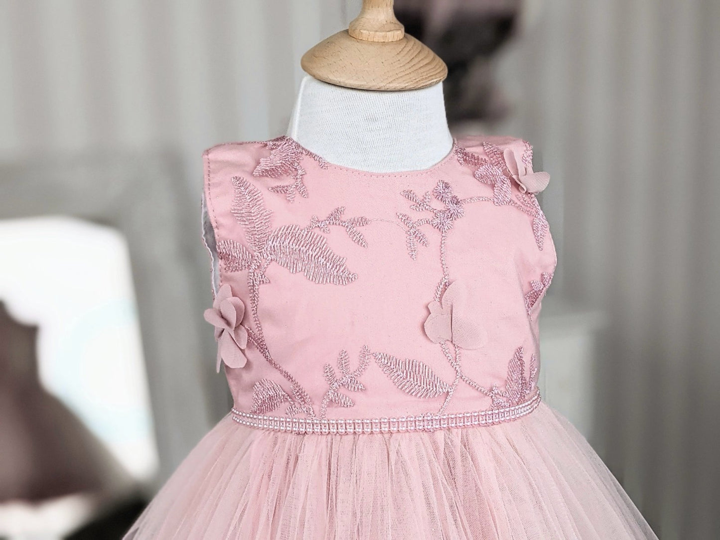 Haljina od roze 3D materijala i tila