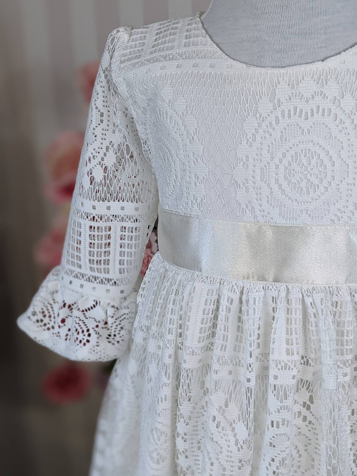 Bela maxi haljina od čipke sa 3/4 rukavima i satenskom mašnom