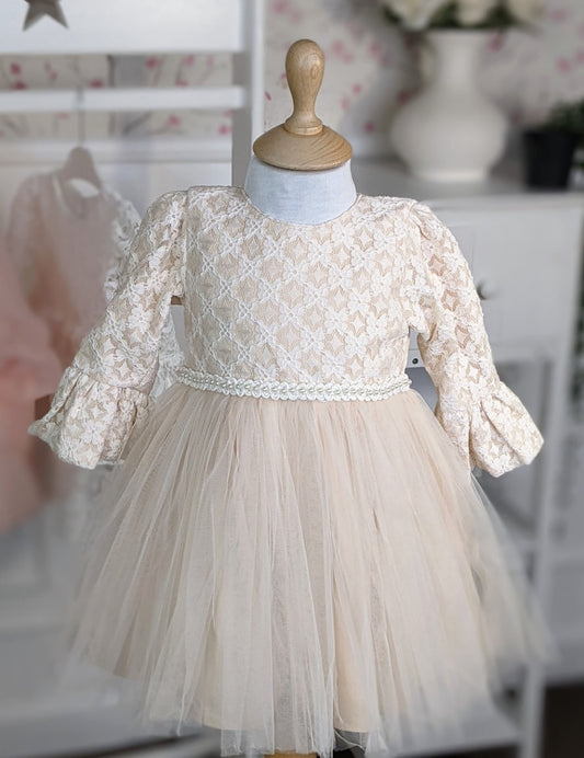 Haljina od bež čipke i tila