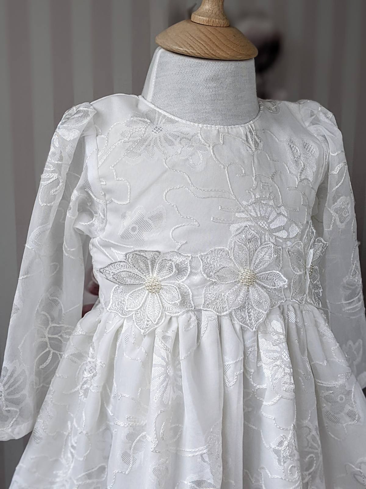 Bela haljina od vezenog muslina sa ukrasnim cvetovima
