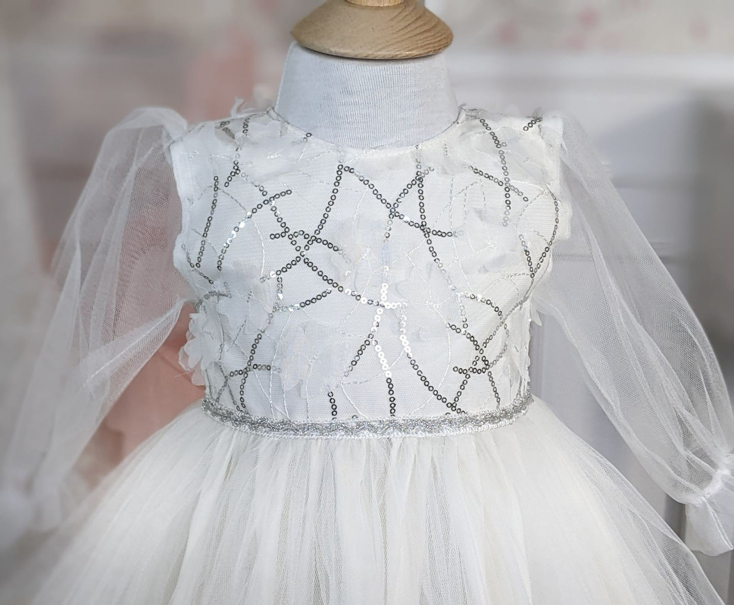 Bela haljina sa prišivenim šljokicama u gornjem delu