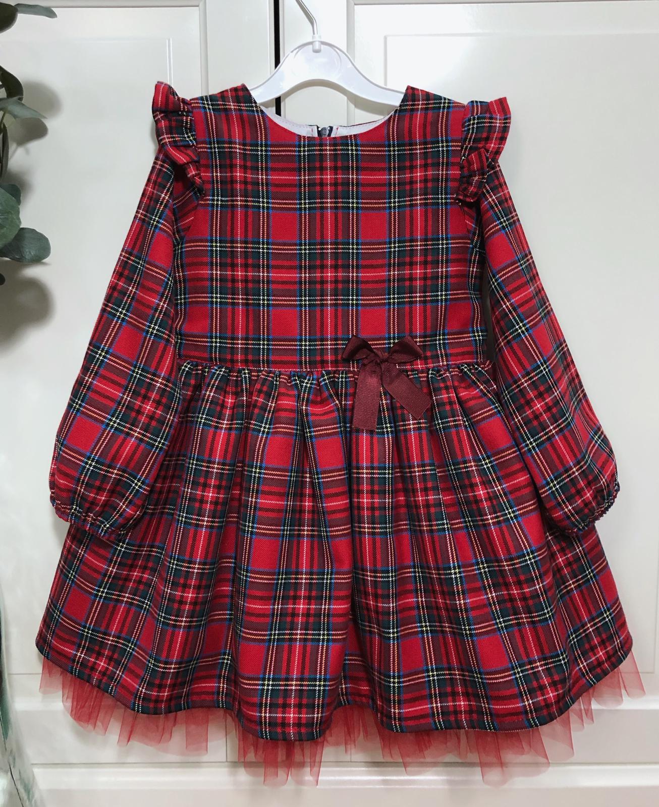 Haljina od crvenog škotskog karoa sa tilom ispod donjeg dela