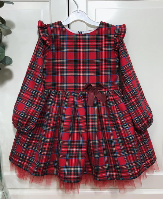 Haljina od crvenog škotskog karoa sa tilom ispod donjeg dela