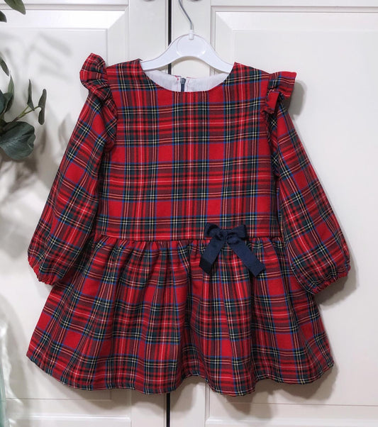 Haljina od crvenog škotskog karoa sa spuštenim strukom