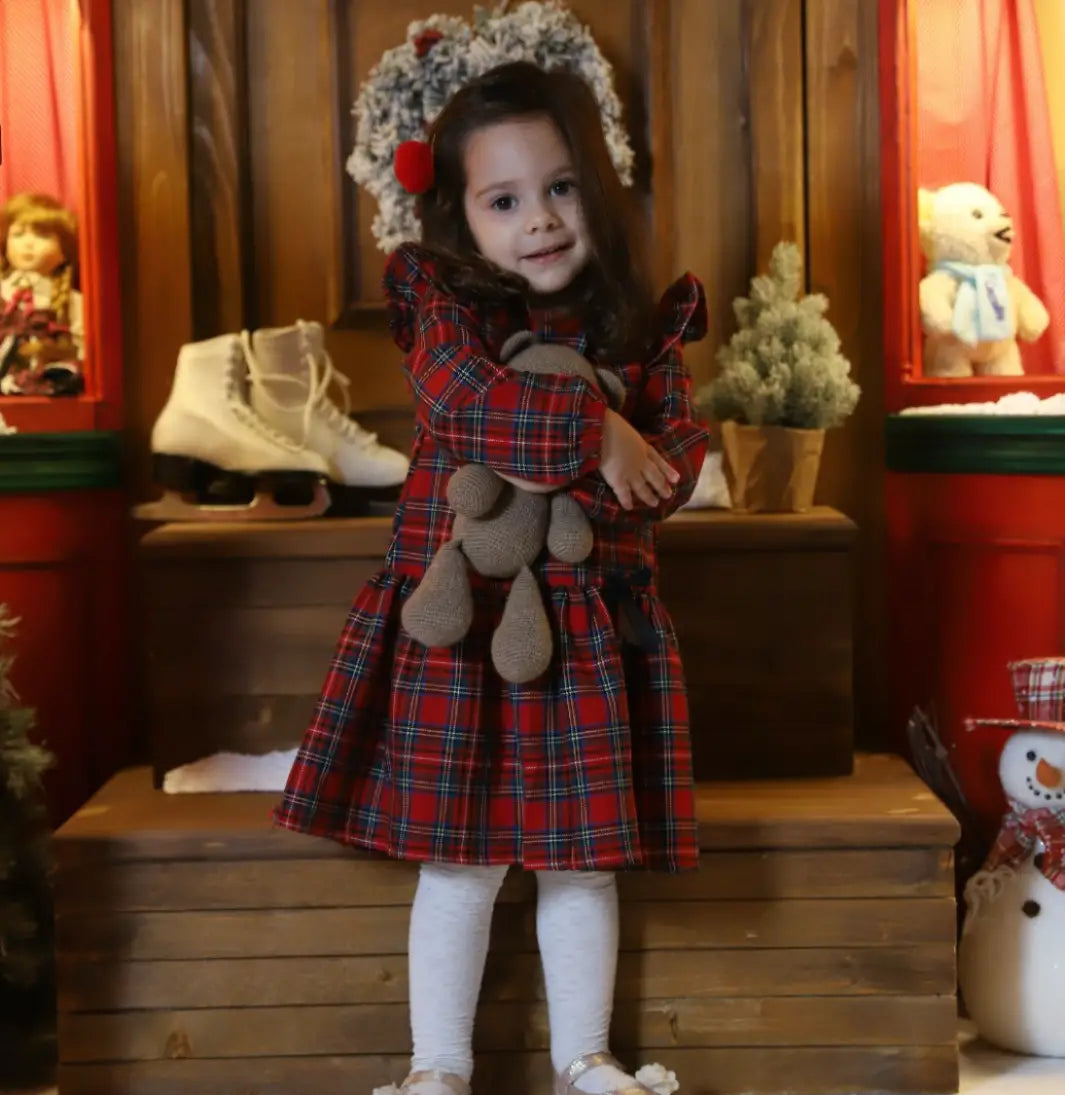 Haljina od crvenog škotskog karoa sa spuštenim strukom