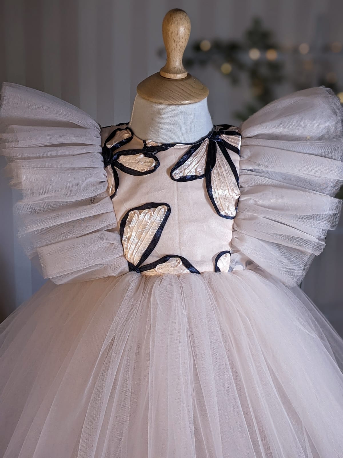 Puder roze haljina sa cvetnim detaljem i ramenim karnerima