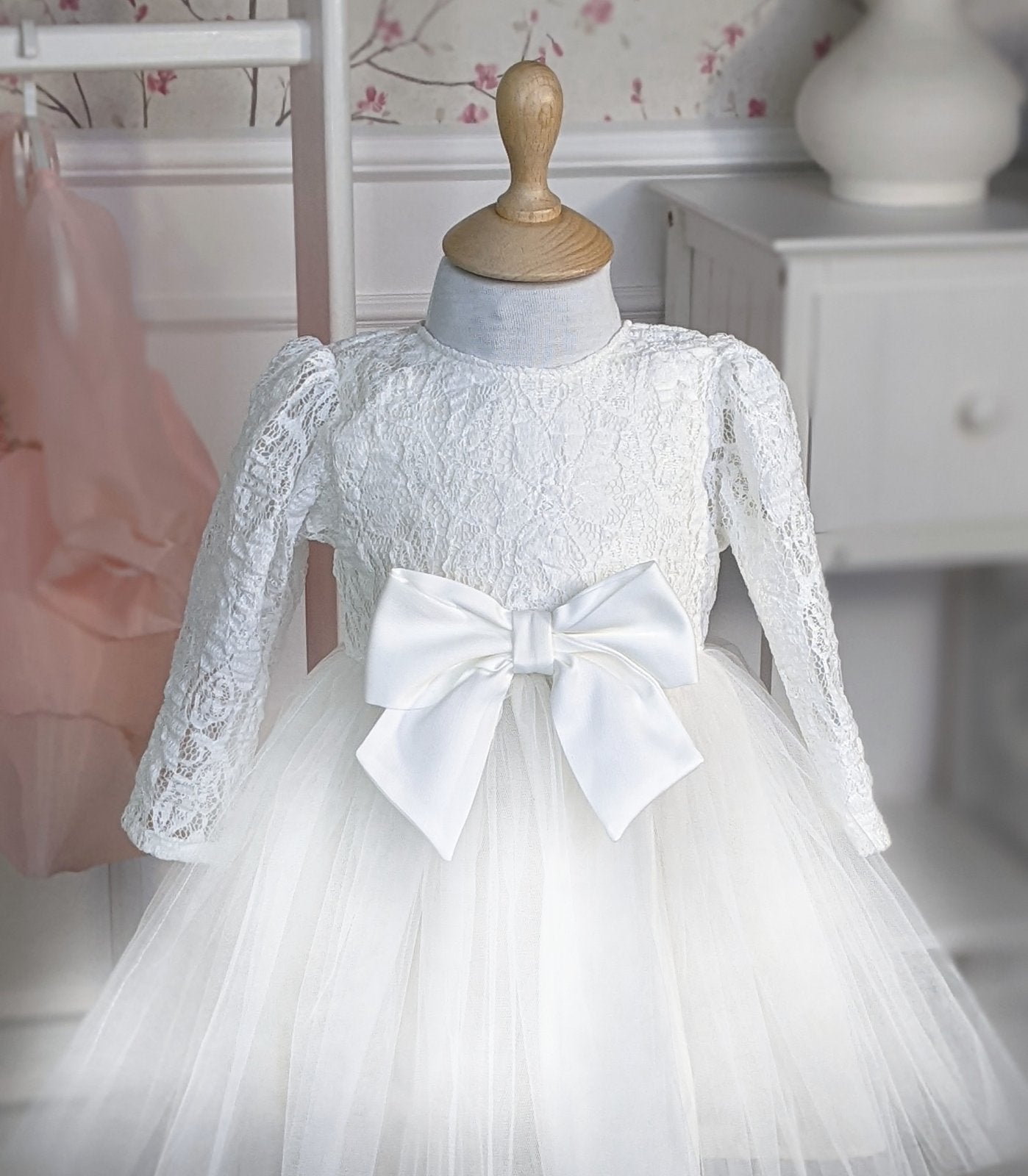 Bela haljina sa satenskom mašnom na struku