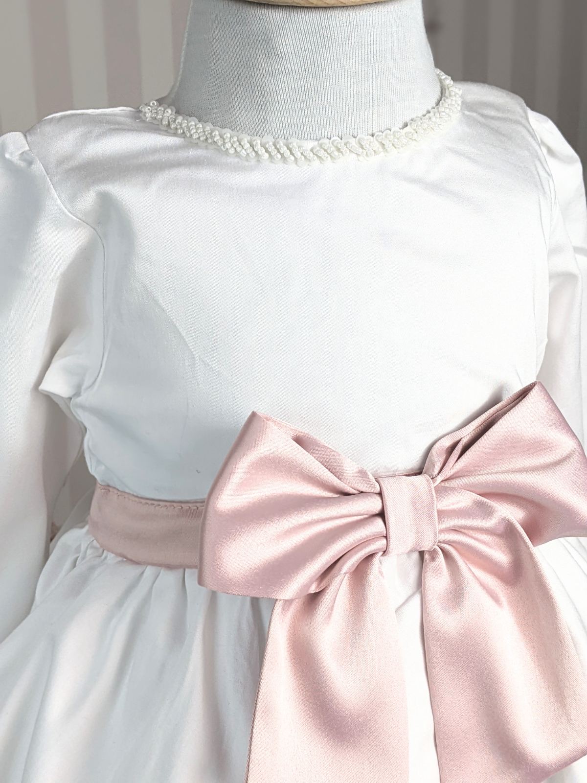 Bela svečana haljina od sateniziranog pamuka sa roze mašnom