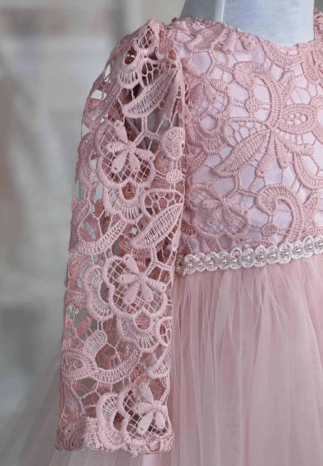 Haljina od roze čipke i tila