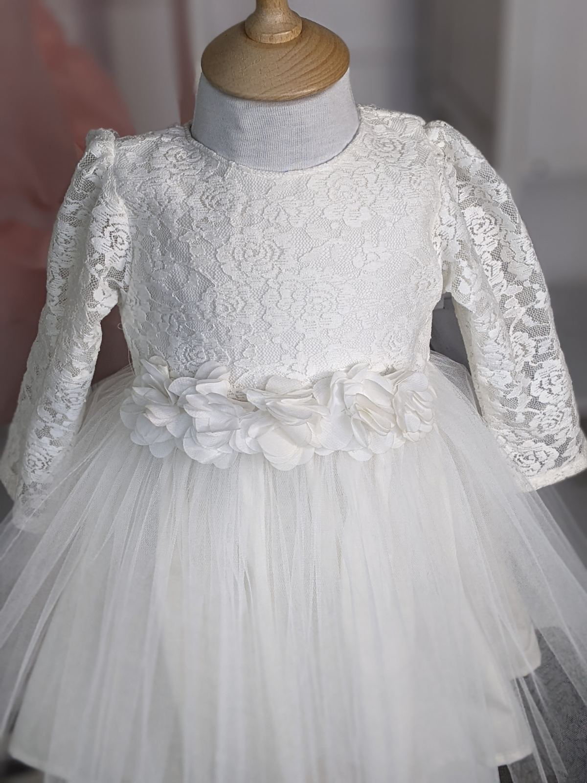 Bela haljina sa ružama na struku