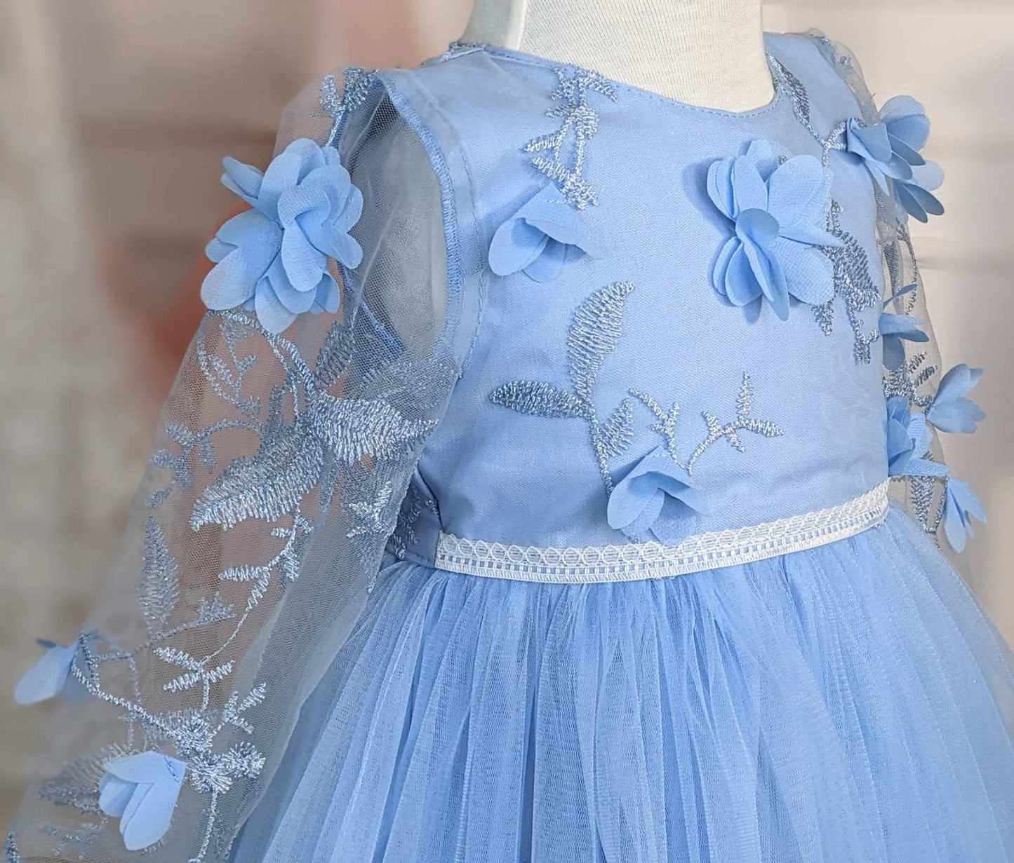 Plava haljina od 3d čipke i tila sa dugim rukavima