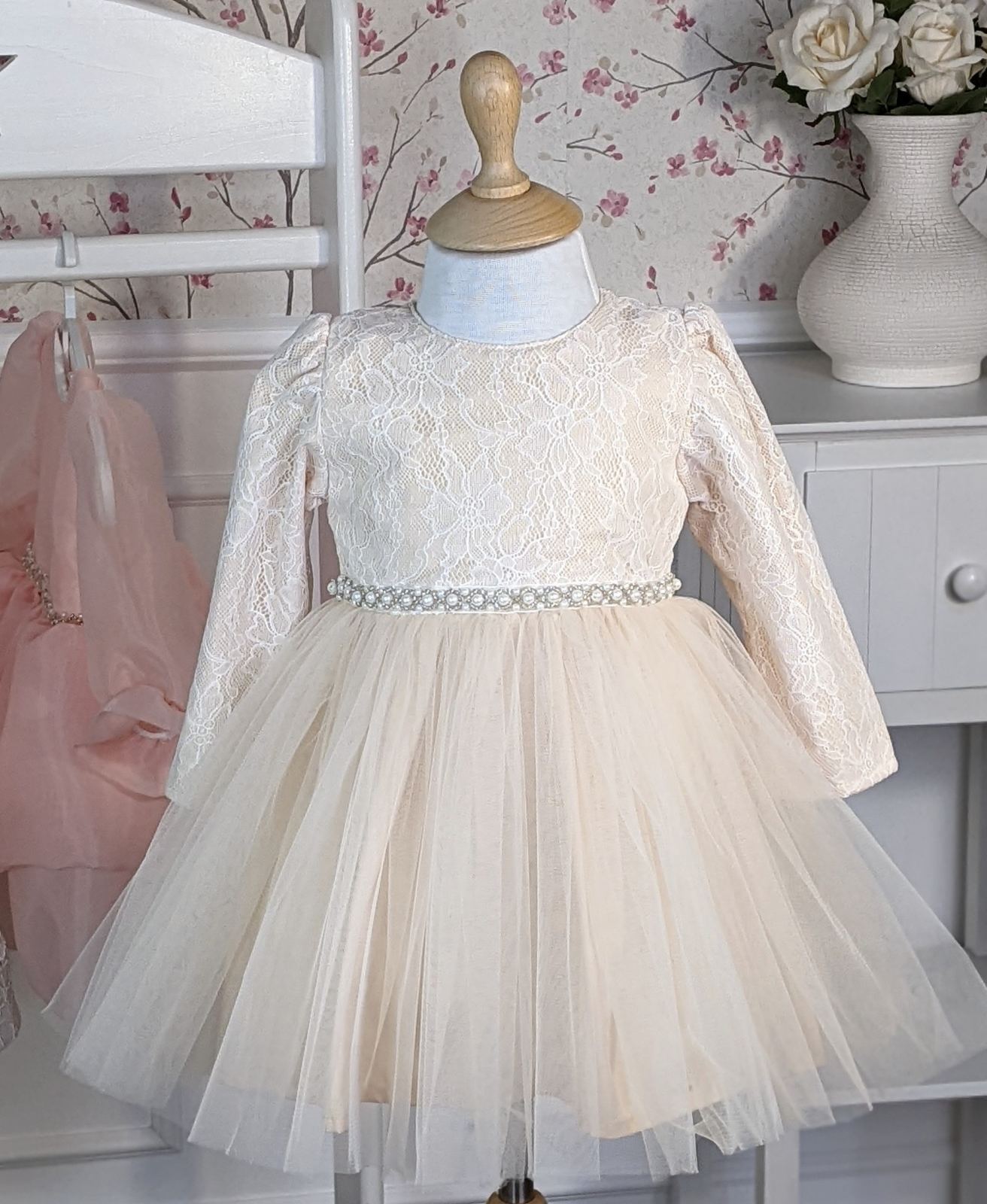 Haljina od bež čipke i tila