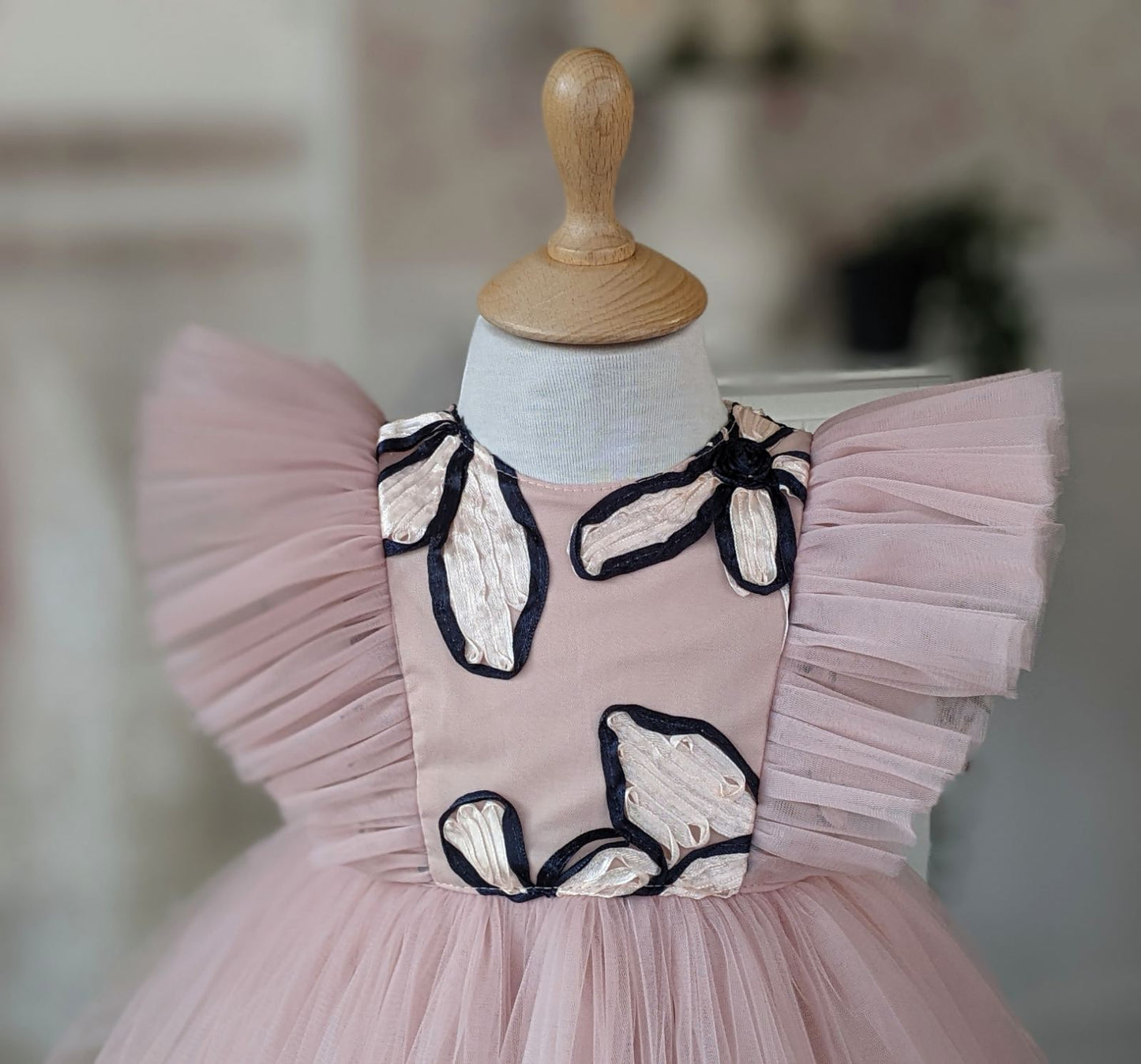 Haljina sa cvetnim detaljem