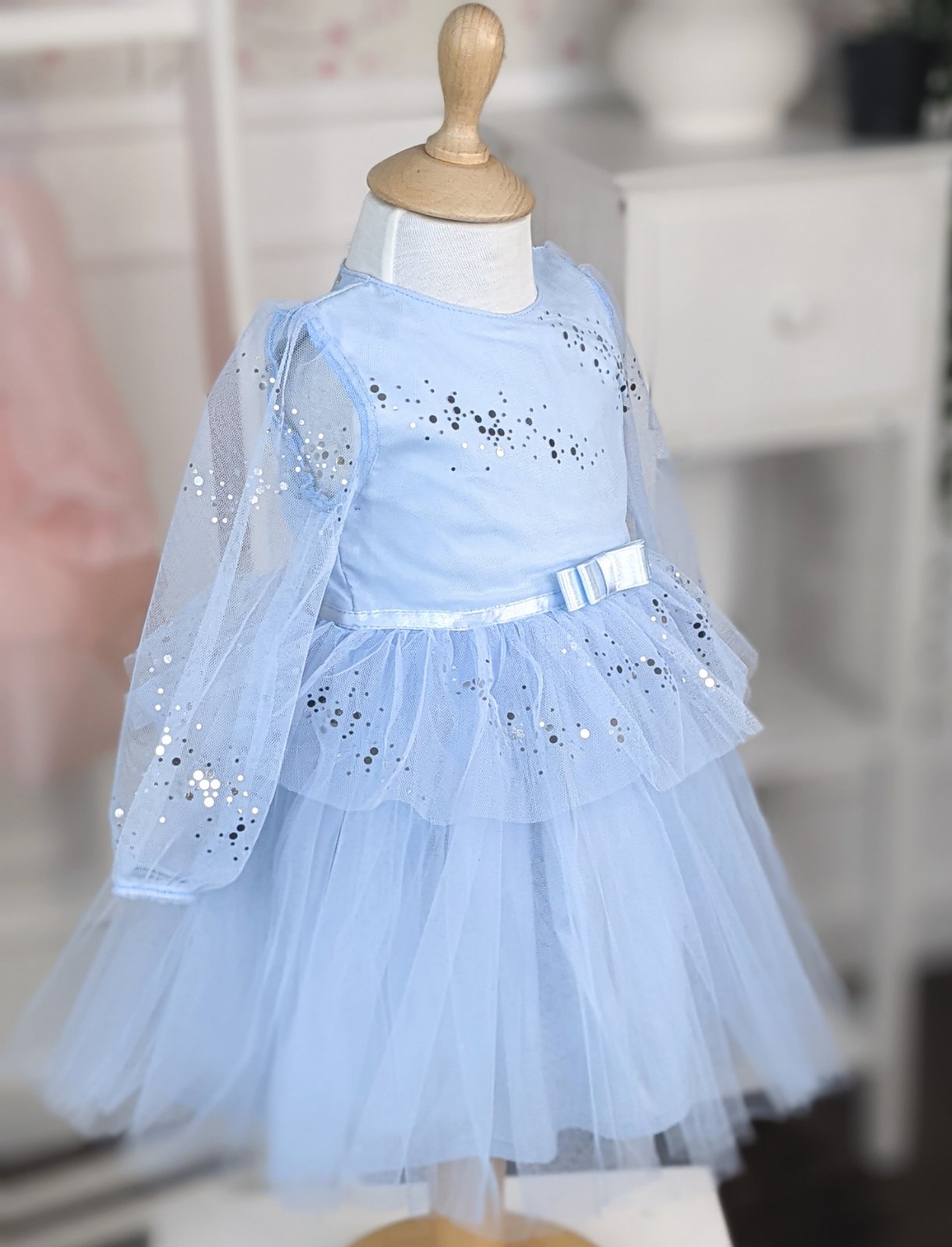 Plava haljina sa svetlucavim detaljima